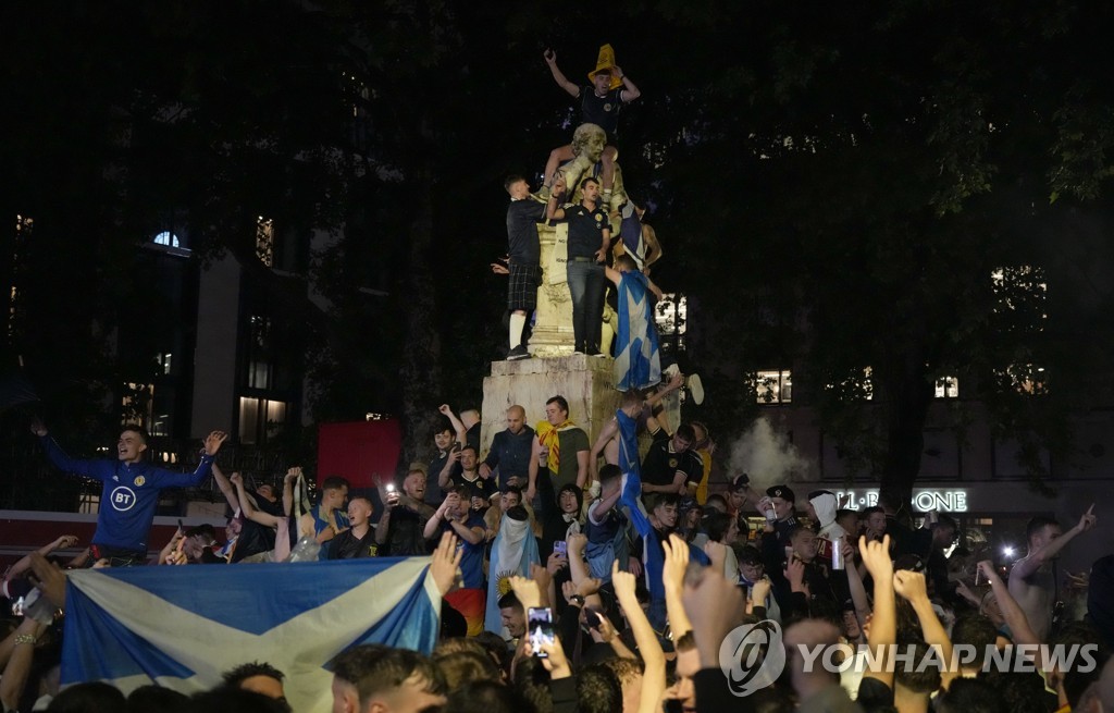 [사진톡톡] 델타변이 무색한 유로 2020…런던 거리응원 열기