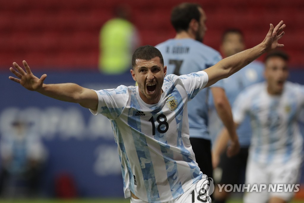 아르헨티나, 우루과이 1-0 꺾고 코파 첫 승…메시 결승골 도와(종합)
