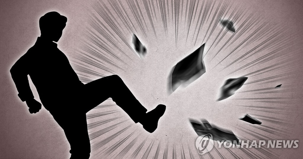 전처 집 유리창 깨며 '아들 내놔라' 난동…50대 체포