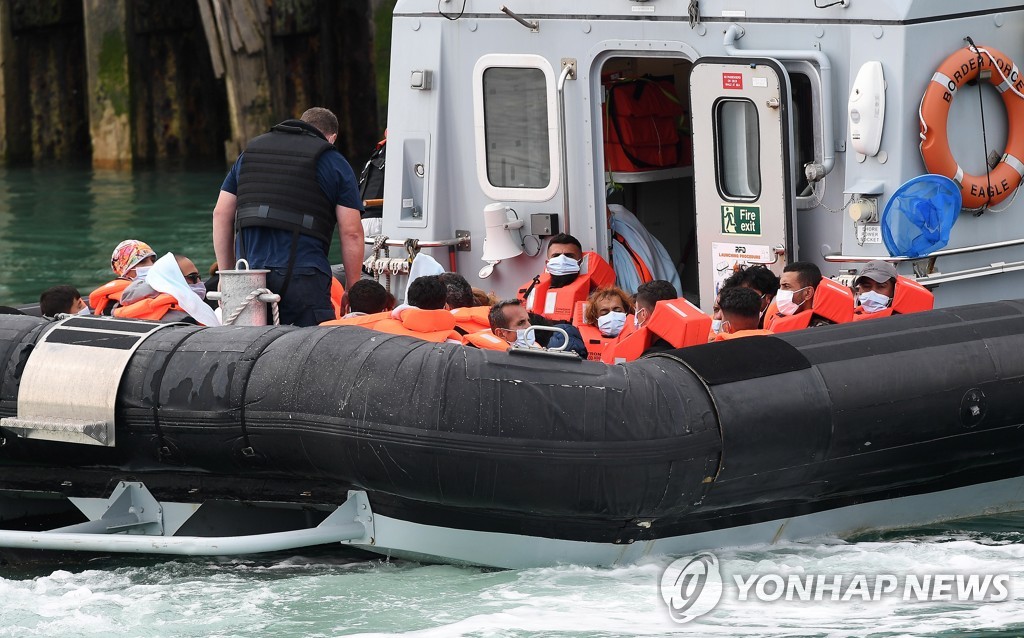 영국, 해외에 난민수용시설 설립 추진…호주·덴마크 이어 논란