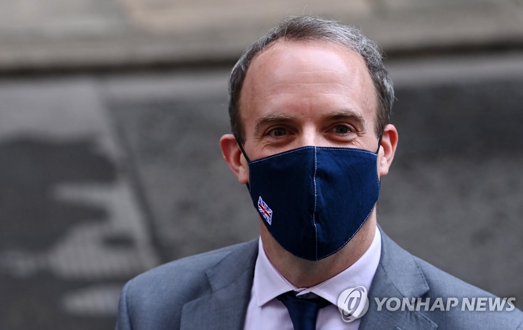 영국 총리·부총리 휴대전화 번호가 온라인에…"해킹 위협 노출"