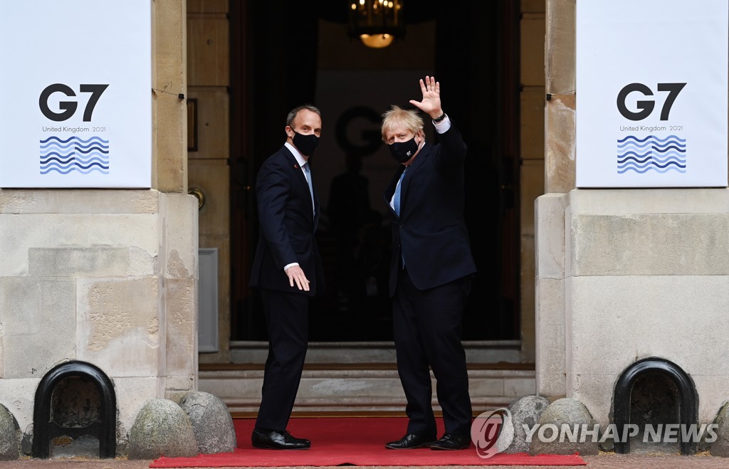 영국 총리·부총리 휴대전화 번호가 온라인에…"해킹 위협 노출"