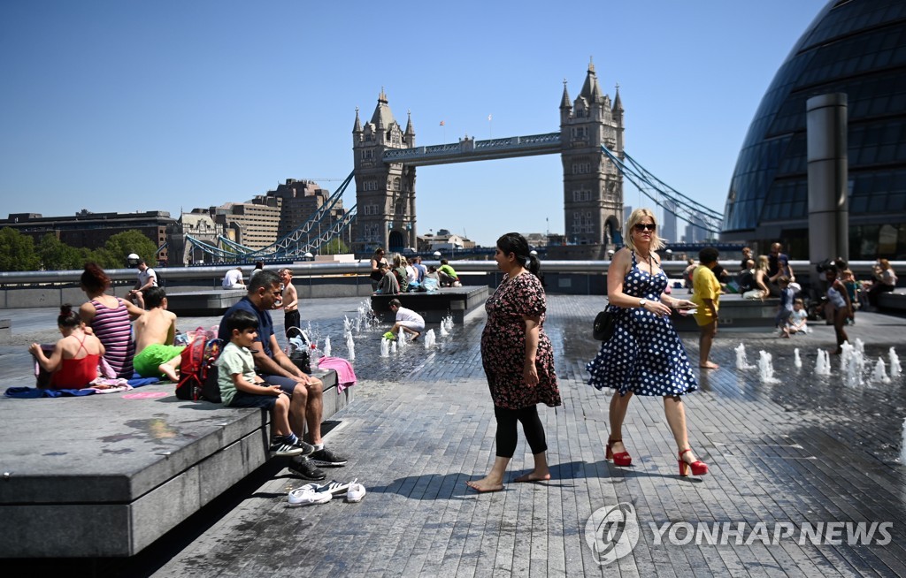 영국 백신접종 반년됐지만…봉쇄 해제 2주 이상 미룰 듯