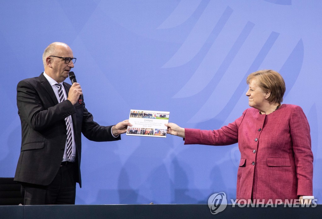 메르켈 "동독서 전환과정 기대보다 어려워…마음 아파"