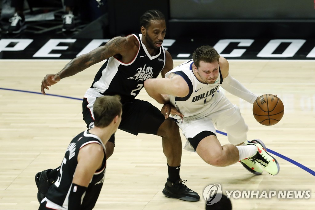 '레너드 28점' 클리퍼스, 댈러스 제치고 NBA PO 2라운드행 막차