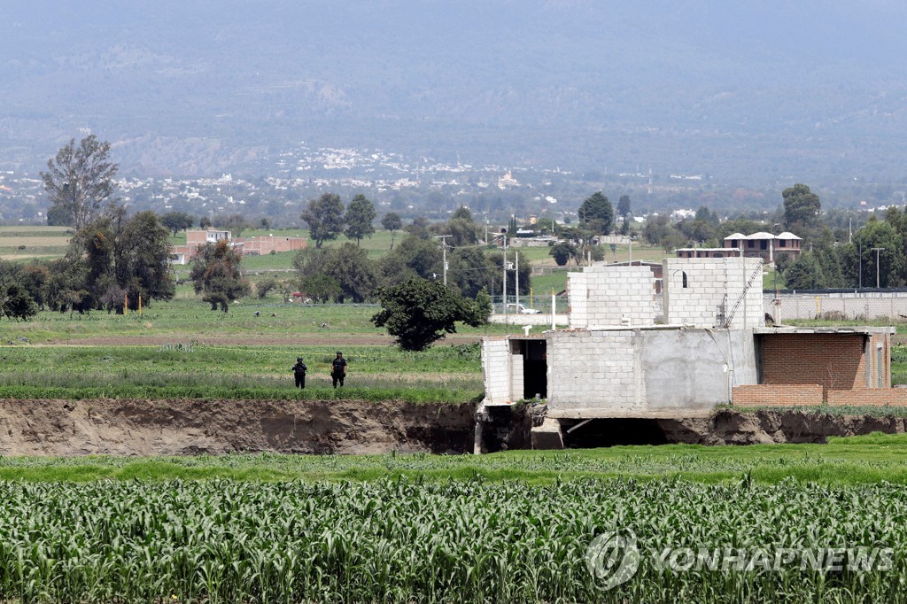 멕시코 거대 싱크홀 집도 삼켰다…지름 126m·깊이 56m로 커져