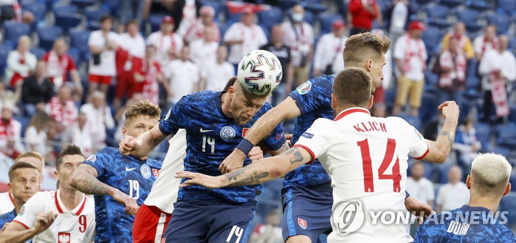 슬로바키아, 10명 싸운 폴란드 2-1 제압…레반도프스키 침묵