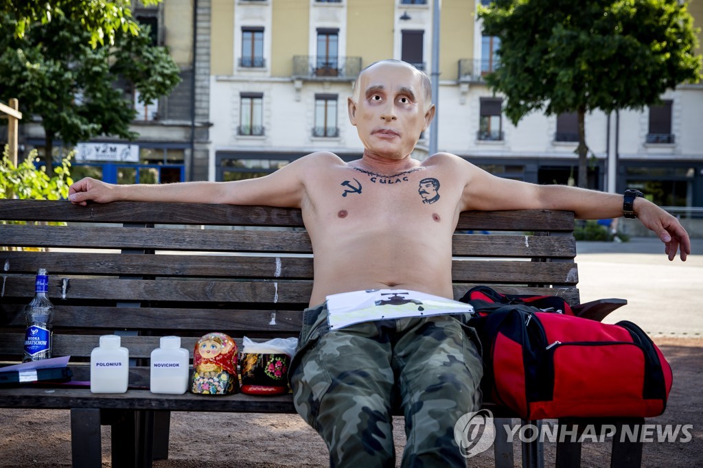 제네바에 등장한 가짜 푸틴…미러 정상회담 앞두고 항의시위