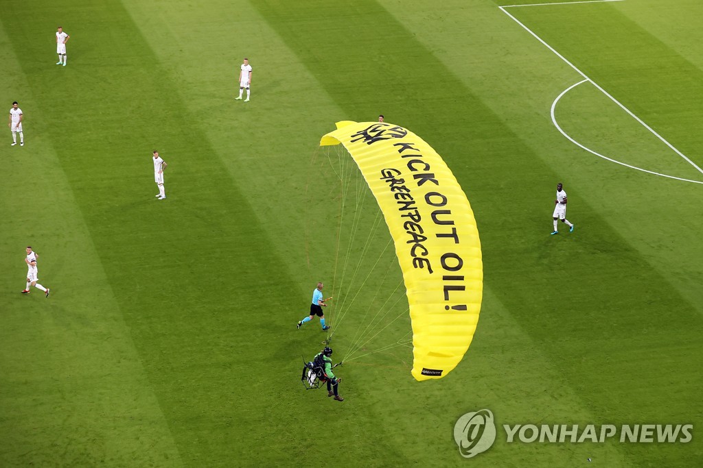 어수선한 유로, 이번엔 경기장서 낙하산 시위…부상자도 발생