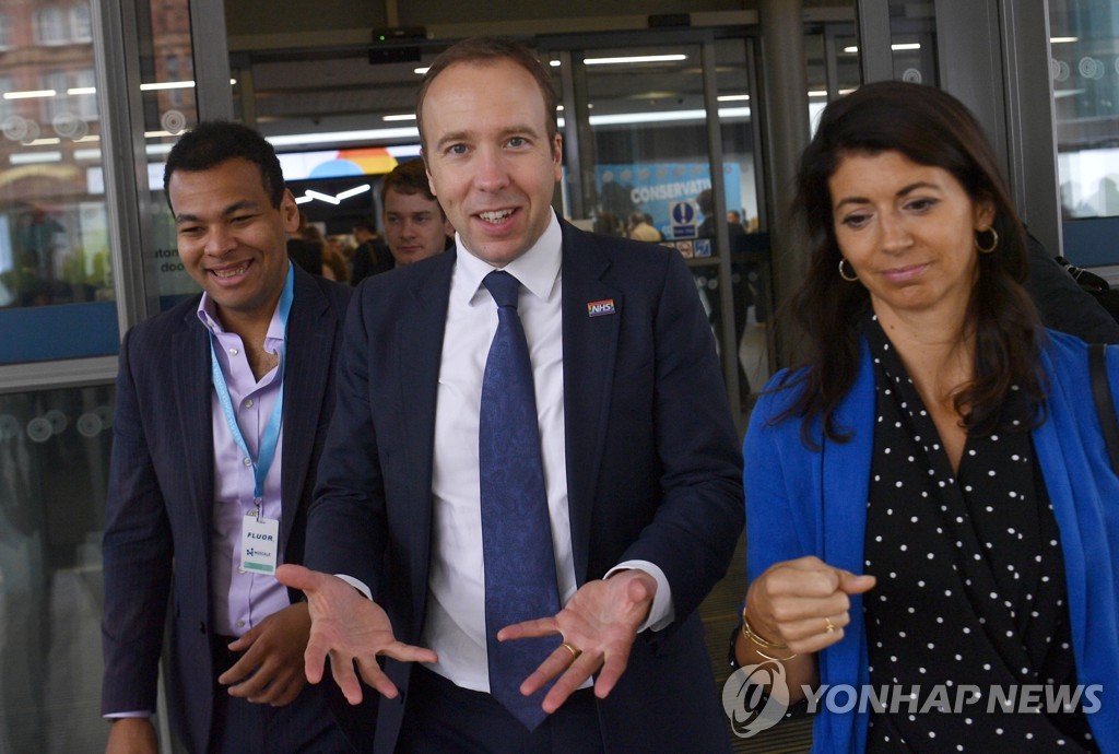 불륜 키스로 거리두기 위반…영국 보건장관 결국 사임(종합)