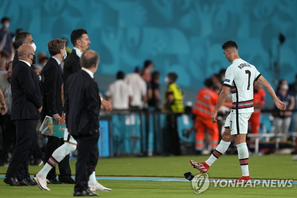 [고침] 스포츠('주장 완장' 내던지고 주저앉은 호날두…가…)