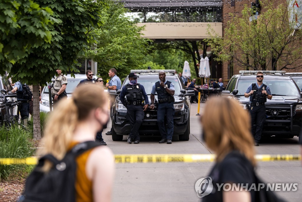 '피로 물든 주말' 美 곳곳 총기사고 잇따라…수십 명 사상(종합)