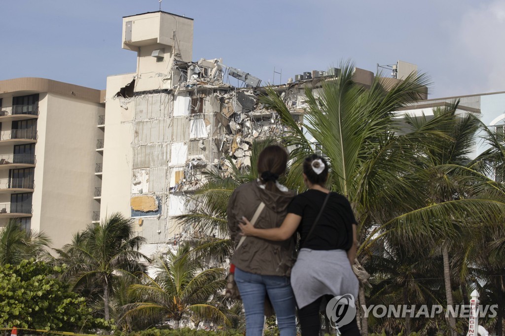 "잔해더미 속 두드리는 소리"…美 붕괴아파트 이틀째 구조 총력