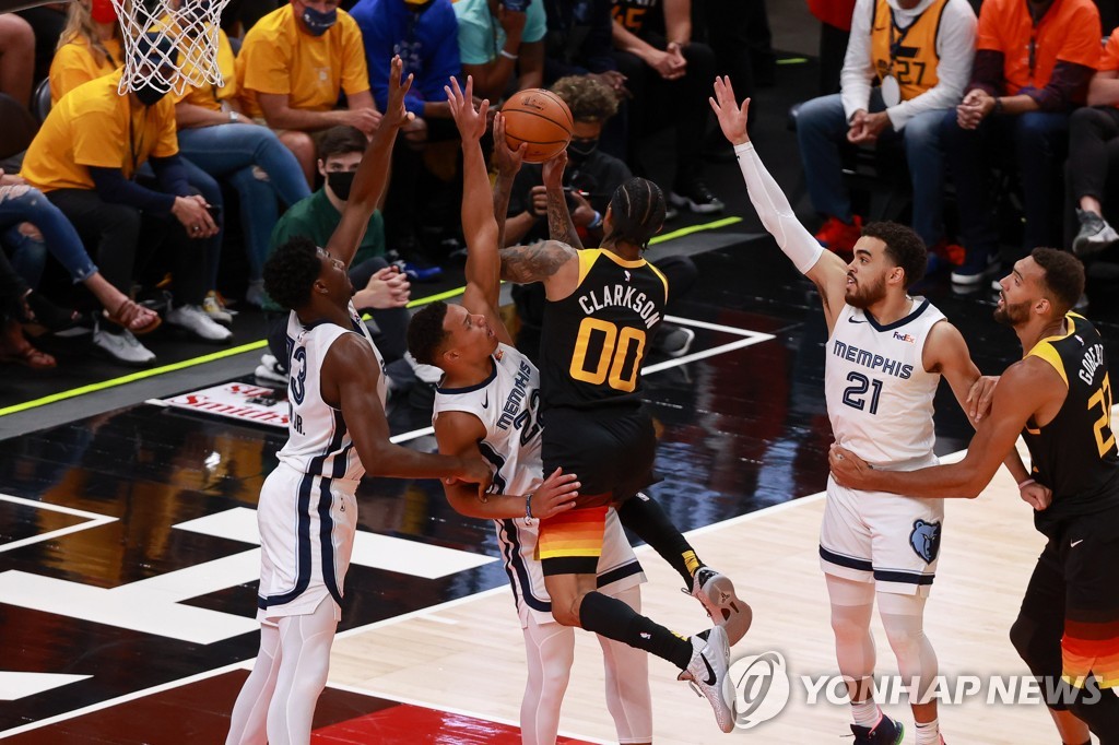 NBA 동·서부 1위 필라델피아·유타, 가뿐히 PO 2회전 진출