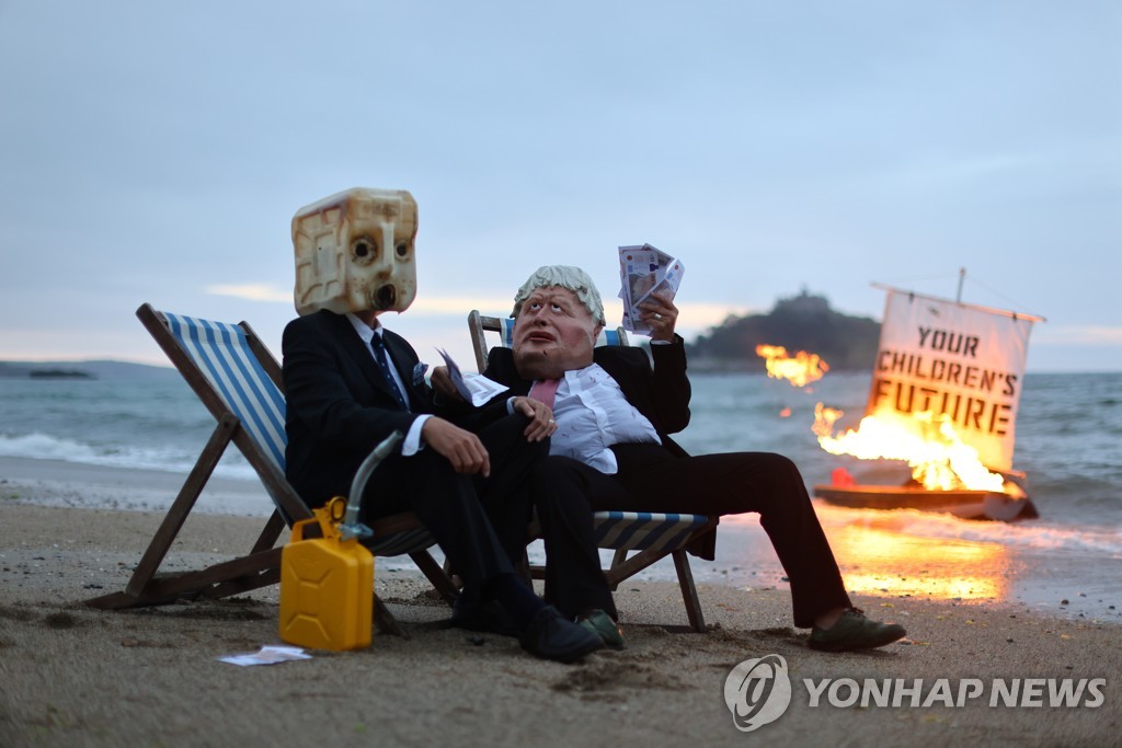 [사진톡톡] 풍선인형·피카추·까마귀…콘월에 모인 G7 시위대