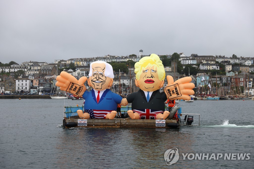 [사진톡톡] 풍선인형·피카추·까마귀…콘월에 모인 G7 시위대