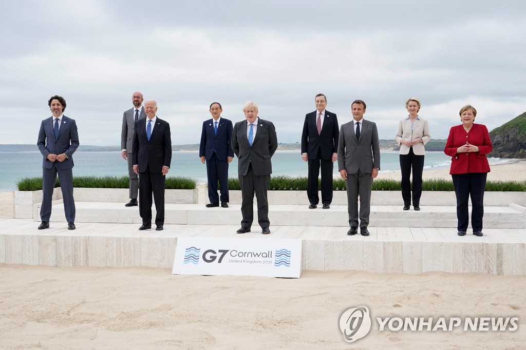 [사진톡톡] G7 정상 부부들, 콘월 바닷가서 화기애애 기념사진