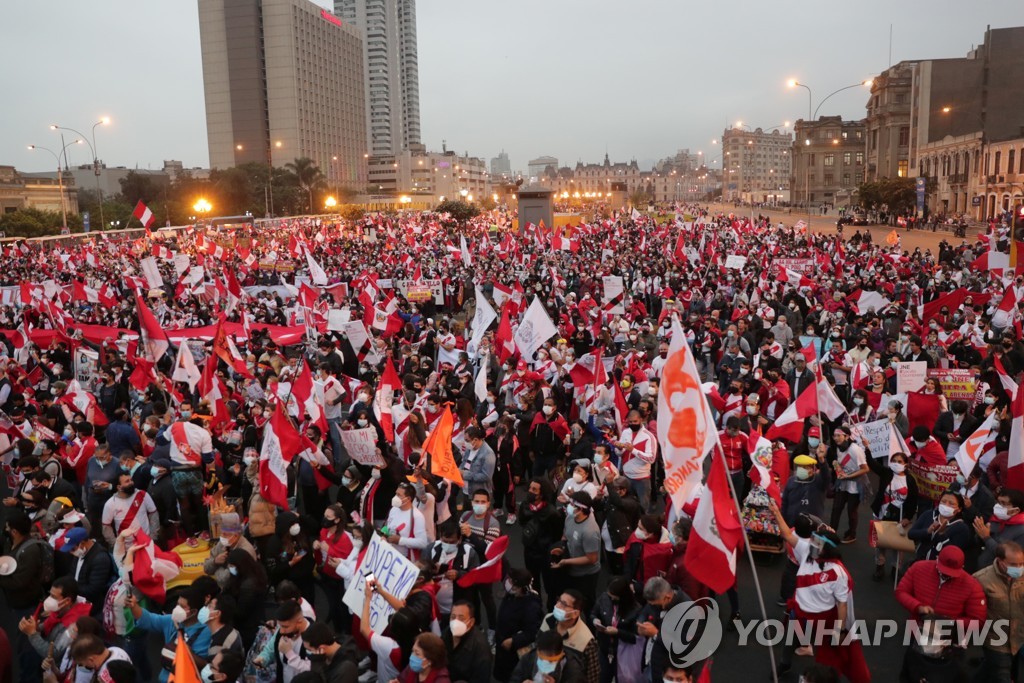 '대선 사기' 주장 페루 후지모리, 지지자들 이끌고 시위