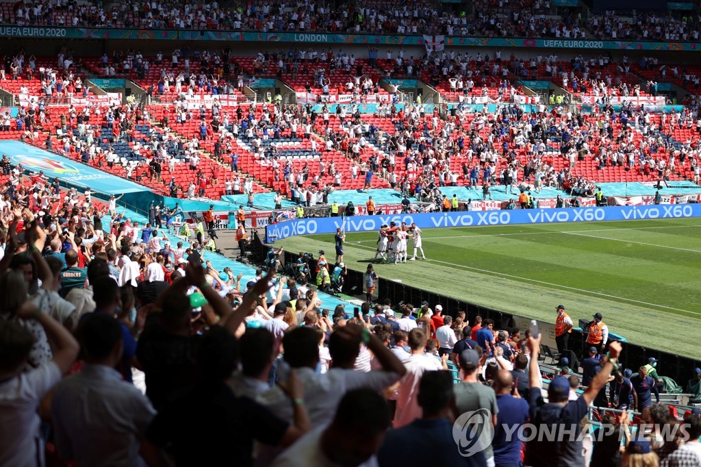 1만8천497명 모인 웸블리 구장서 관중 추락 사고 '중태'