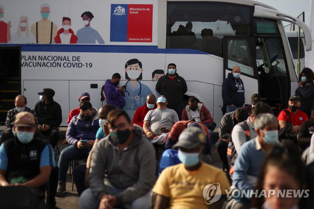 접종률 63%에도 확진자 줄지 않는 칠레, 시노백 부스터샷 검토