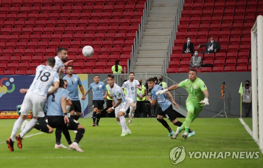 아르헨티나, 우루과이 1-0 꺾고 코파 첫 승…메시 결승골 도와(종합)