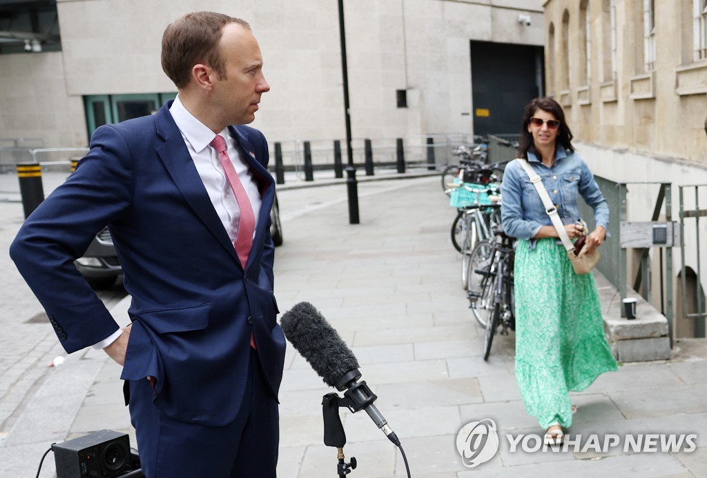 불륜 키스로 거리두기 위반…영국 보건장관 결국 사임(종합)