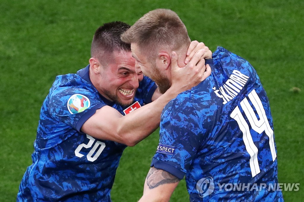슬로바키아, 10명 싸운 폴란드 2-1 제압…레반도프스키 침묵