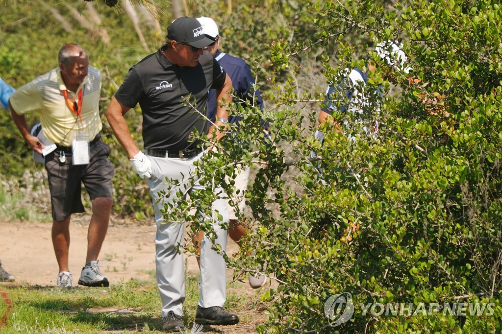 미컬슨, US오픈 첫날 4오버파 부진 "휴대전화 소음이…"