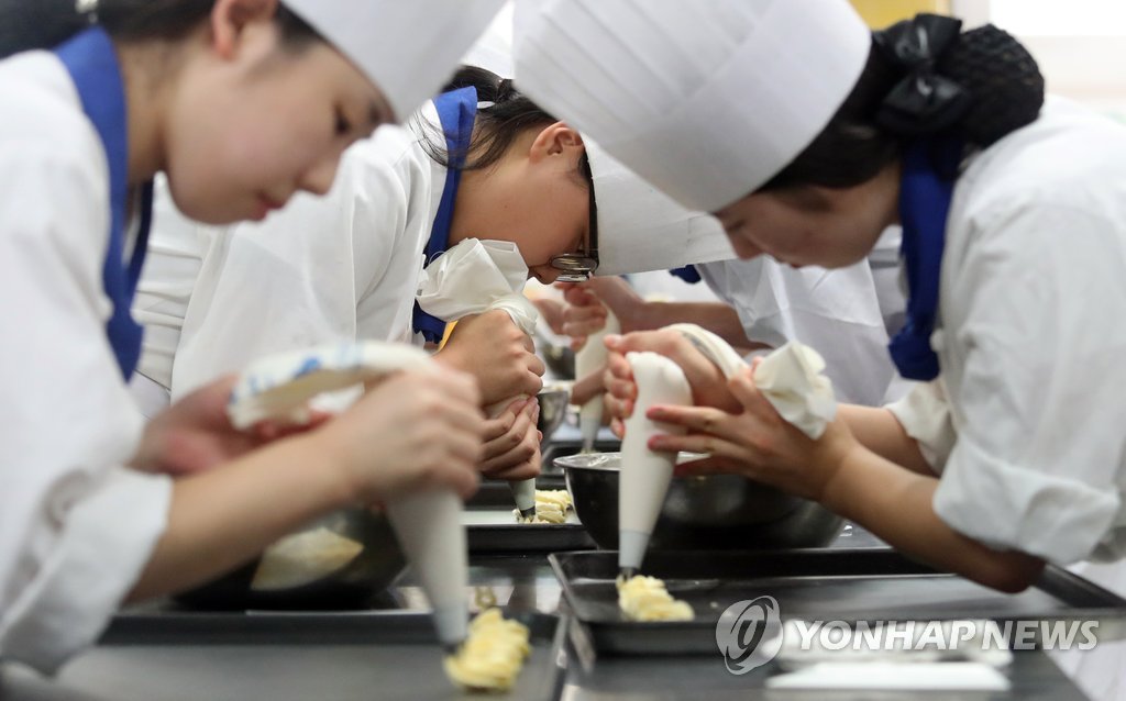 교육부·소진공, 서비스 분야 직업계고 고졸 취업 지원 협약