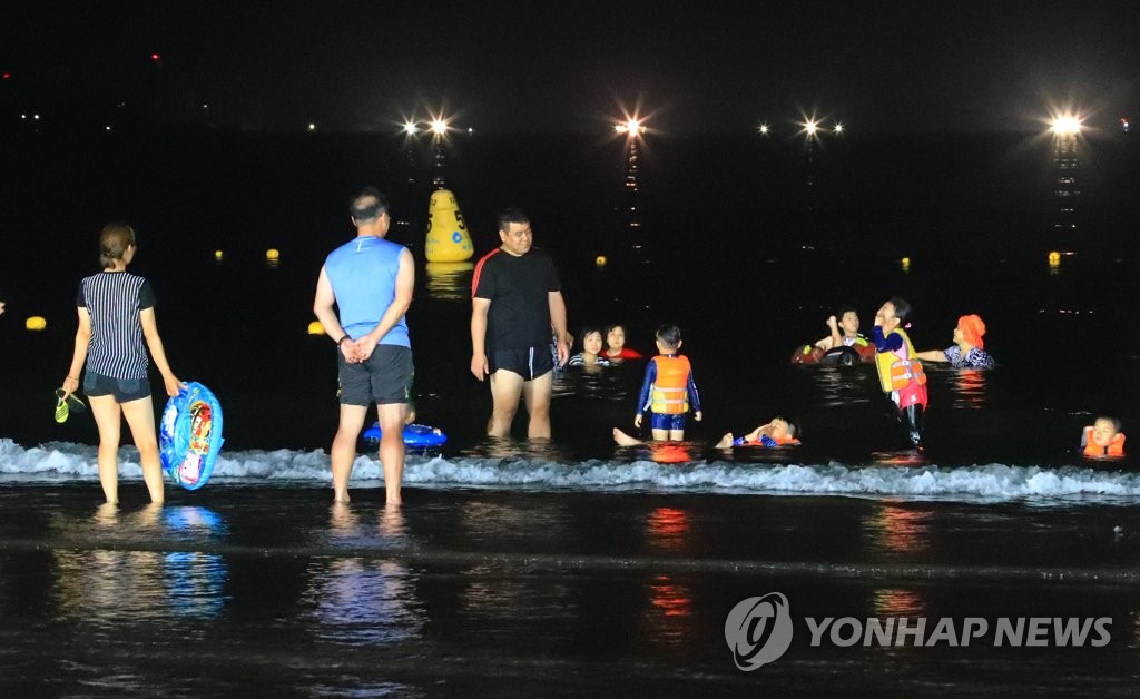 열대야 심한 제주…야간 피서객 방역수칙 위반 어쩌나