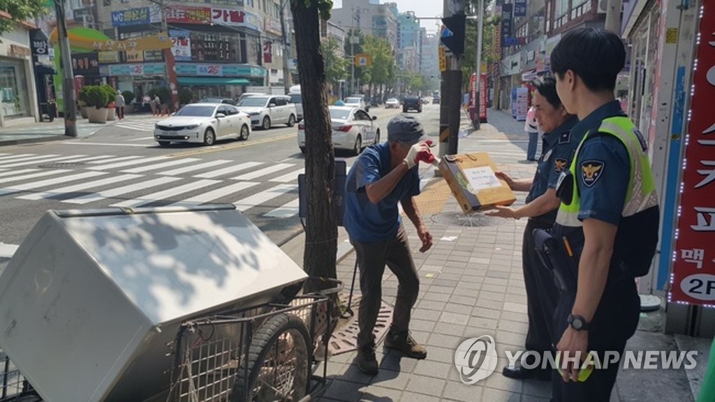 폐지 리어카로 외제車 긁은 노인 벌금 30만원…與의원이 대납