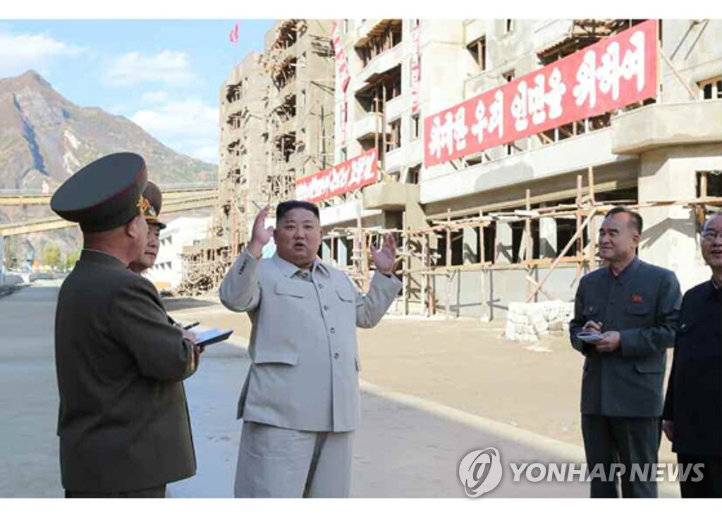 김정은, 검덕 광부에 생일상…자력갱생 옛 상징 광산영웅 재부각