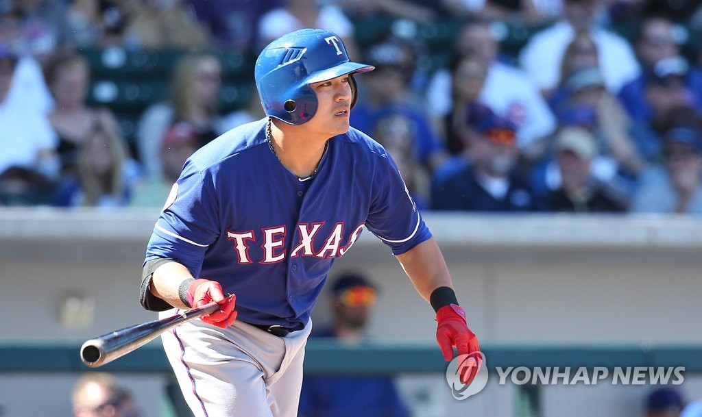 MLB 텍사스, 추신수 잊지 않았다…관중들에게 추신수 인형 선물