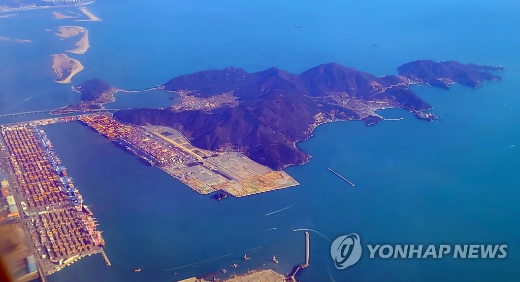 "가덕도 신공항 주변을 공항복합도시로 만들어야"