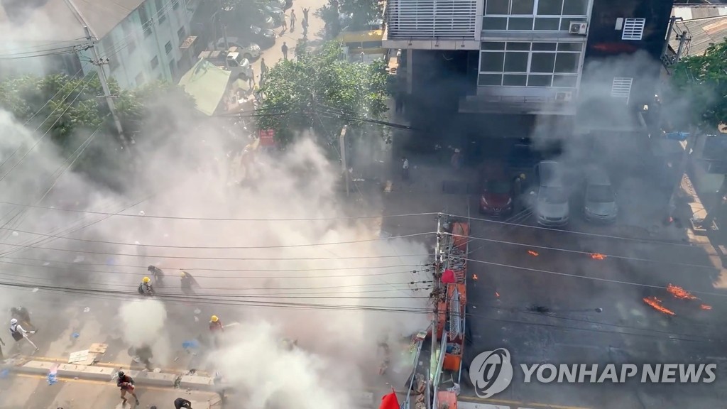 미 언론인 "미얀마군에 고문당해…눈가리고 때리며 잠도 안재워"