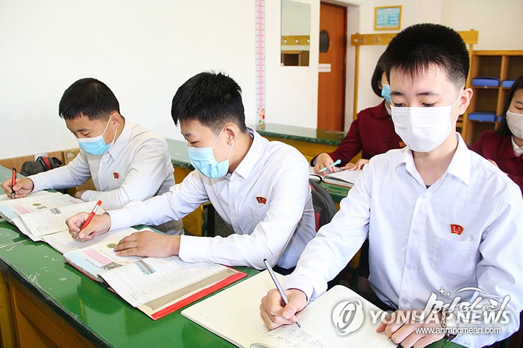 북한, '화학 특성화고' 늘리며 직업기술 교육에 전념