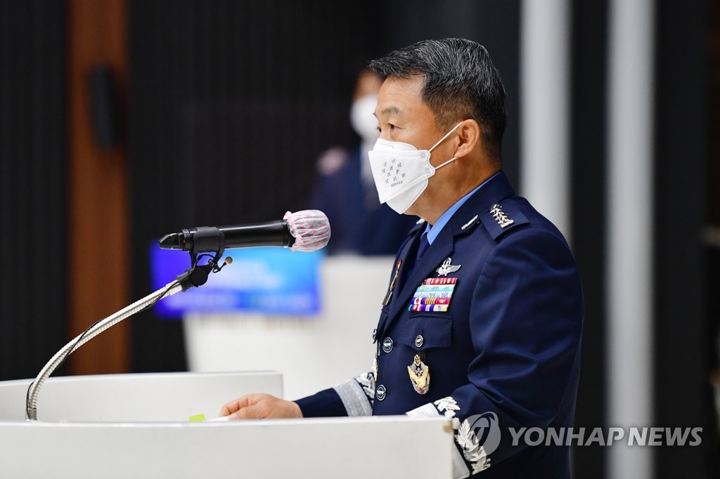 문대통령, 공군총장 전역 재가…靑 "사건 은폐행위 없어"(종합)