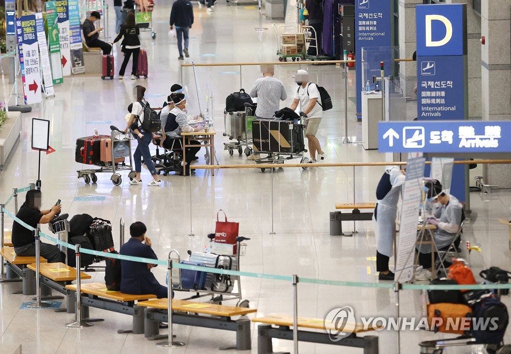 거리두기 완화에 확진자 증가 우려…정부 "방역 긴장감 유지될 것"(종합)