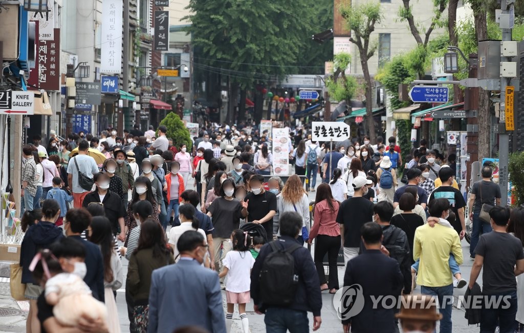 일상으로 복귀…3월엔 옷·가방 4월엔 화장품 샀다