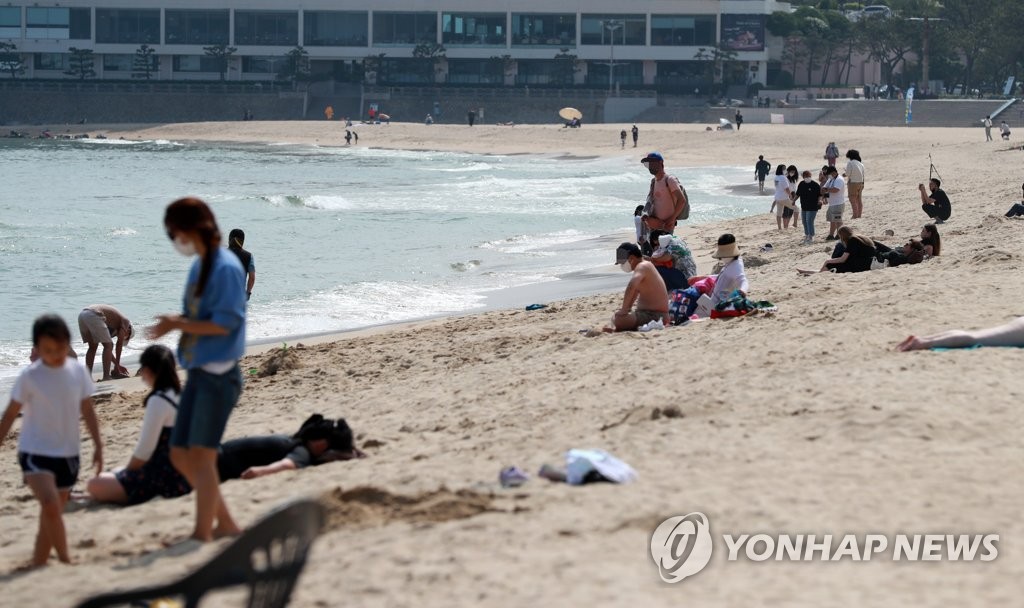 초여름 날씨에 산과 바다로…해운대해수욕장 3만5천 인파