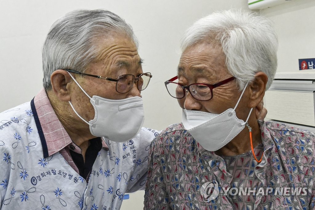 "영감 보고 싶어 죽겄어"…반가움에 눈물 글썽거린 80대 노부부