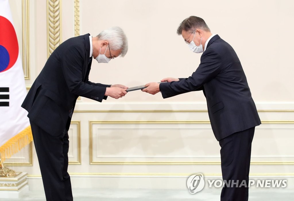 문대통령 "국제사회가 한국에 기대하는 선도적 역할해야"