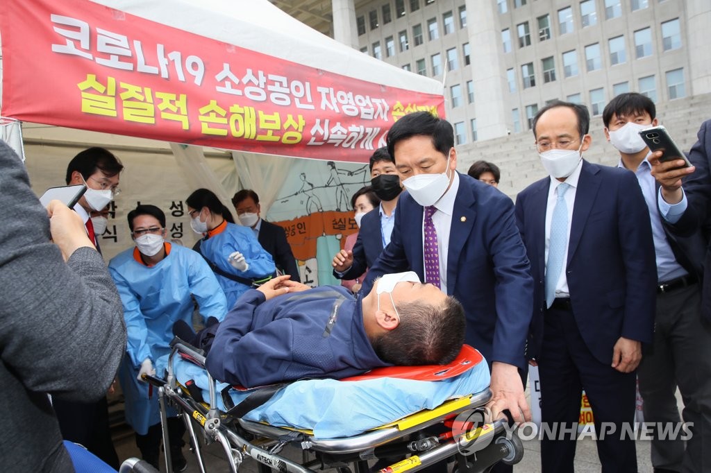 국힘, '단식' 최승재 이어 "손실보상법 처리" 릴레이 농성