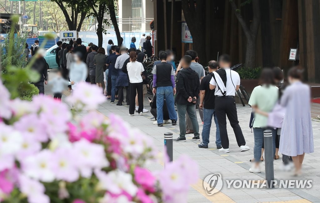 휴일 영향에 오늘 500명 안팎…"방심하면 유행 커질 위험 상존"