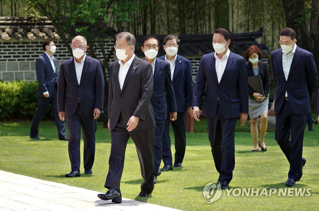 문대통령, 4대그룹 靑 초청…"역할·기여 컸다" 웃음꽃(종합)