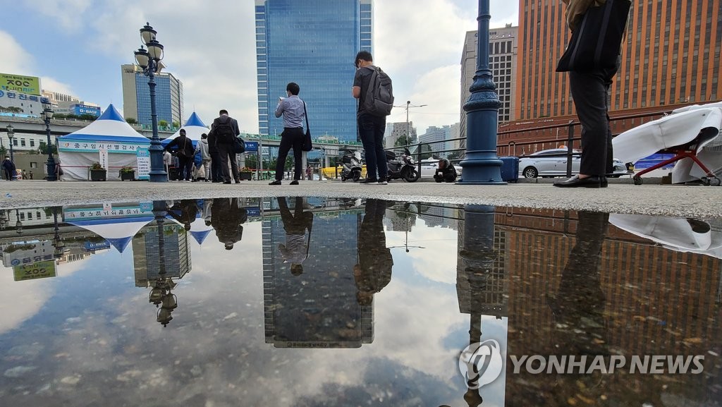 직장-식당-주간보호센터 등 새 집단감염…곳곳서 확산세 지속(종합)