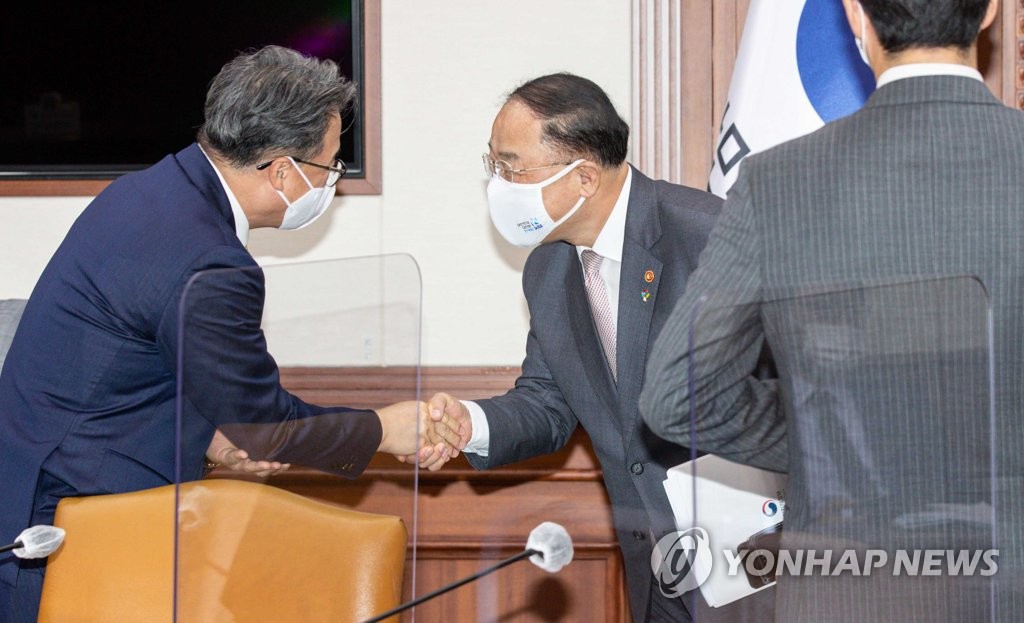 정부, 2차 추경 공식화…"적자국채 없이 추가 세수 활용"(종합2보)