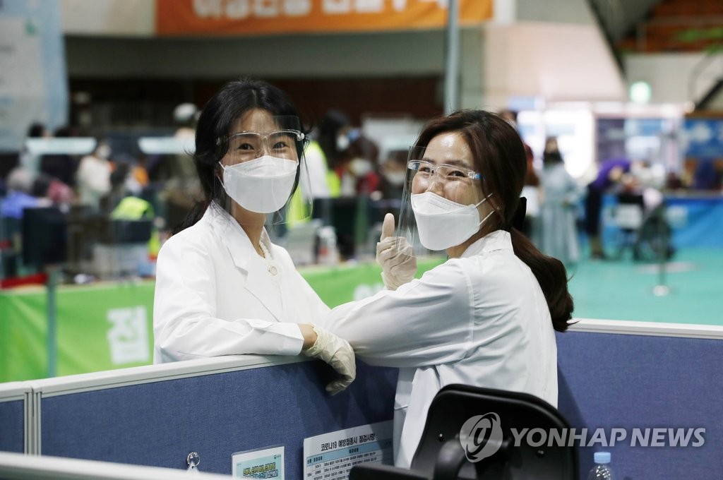 "하루 빨리 노마스크"…백신 접종 100일, 일상복귀 희망 커간다