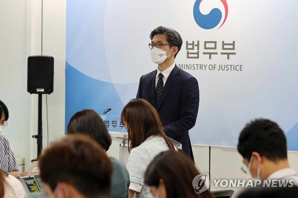 "피고인 이성윤 고검장 승진은 이해충돌"…검찰 안팎 반발(종합)