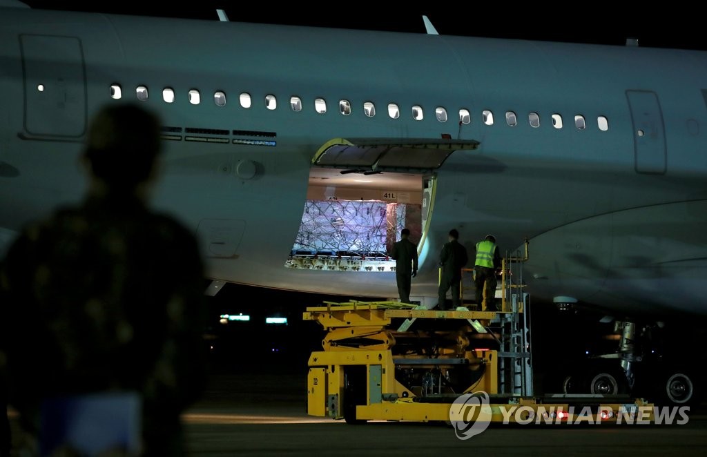 어둠 뚫고 군수송기에 실려 도착한 얀센 백신…"같이 갑시다"